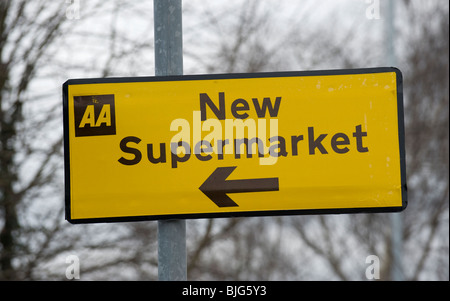 Un signe de diriger des clients pour un nouveau supermarché dans les Midlands, Angleterre, Royaume-Uni. Banque D'Images