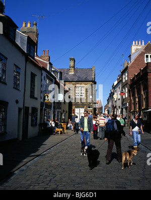 Une vue le long de Church Street Whitby North Yorkshire Angleterre Banque D'Images