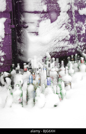 Bouteilles en verre en attente d'être récupérées à un point de recyclage dans la neige d'hiver, Écosse, Royaume-Uni Banque D'Images