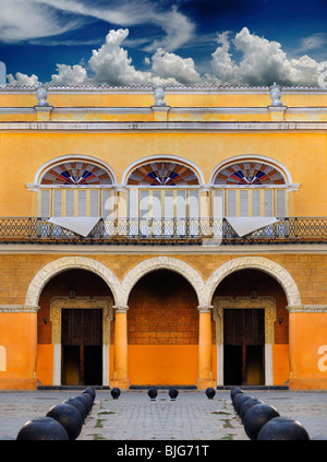 Détail de beau bâtiment colonial typique dans la Vieille Havane, Cuba Banque D'Images
