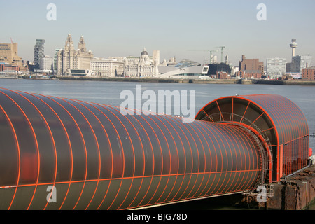 Ville de Birkenhead, Angleterre. Embarcadère de Ferry Mersey tunnel passager et Birkenhead's Woodside Ferry Terminal. Banque D'Images