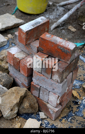 Recyclage de matériaux de construction, y compris les briques rouges utilisés pour construire un mur de jardin UK Banque D'Images