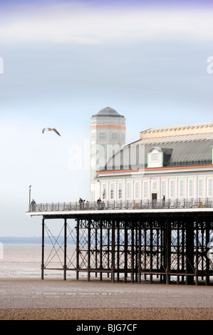 Vue générale de la grande jetée au large de la plage à Weston-Super-Mare UK Banque D'Images