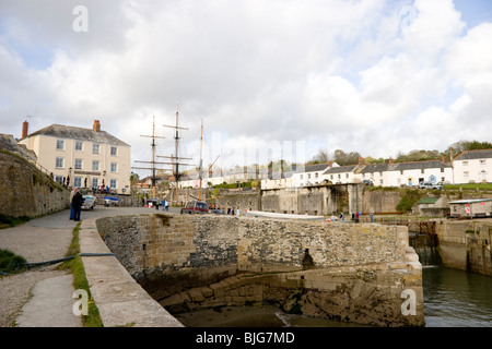 L quai de port de Charlestown, avec le Kaskelot, un trois-mâts barque, amarrée au port d'accueil Banque D'Images