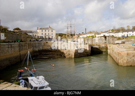 L quai de port de Charlestown, avec le Kaskelot, un trois-mâts barque, amarrée au port d'accueil Banque D'Images