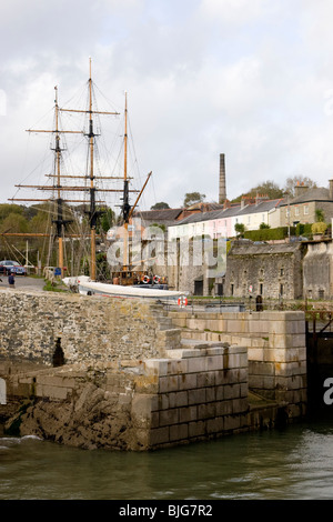 L quai de port de Charlestown, avec le Kaskelot, un trois-mâts barque, amarrée au port d'accueil Banque D'Images