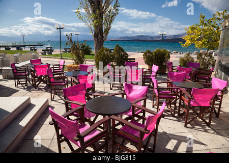 Tables vides au café en plein air à Itea, Grèce. Banque D'Images