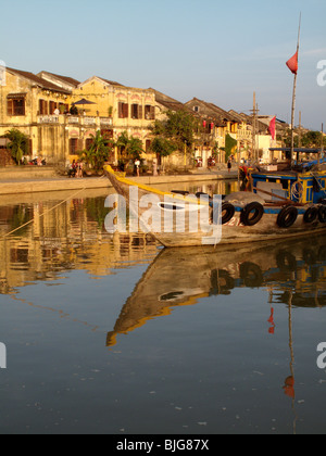 Ville de Hoi An sur les rives de la rivière Thu Bon au Vietnam Banque D'Images