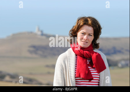 L'actrice Janet Dibley sur les South Downs près de Eastbourne et Belle Toute phare East Sussex, Royaume-Uni. Photo par Jim Holden. Banque D'Images
