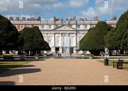 Vue à travers les jardins de l'Est vers l'Est avant de Hampton Court Palace, Richmond upon Thames, Angleterre. Banque D'Images