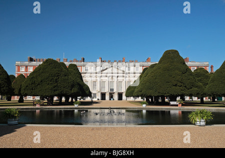 Vue sur une fontaine dans les jardins de l'Est vers l'Est avant de Hampton Court Palace, Richmond upon Thames, Angleterre. Banque D'Images