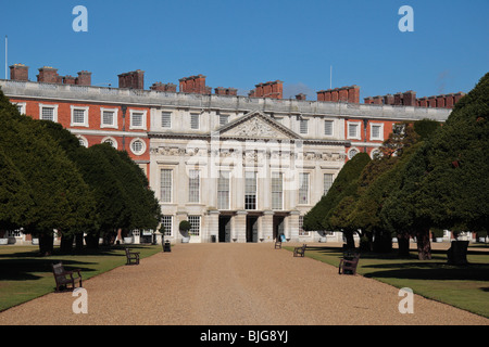 Vue à travers les jardins de l'Est vers l'Est avant de Hampton Court Palace, Richmond upon Thames, Angleterre. Banque D'Images