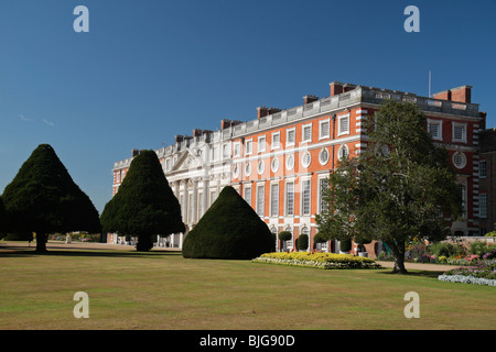 Vue à travers les jardins de l'Est vers l'Est avant de Hampton Court Palace, Richmond upon Thames, Angleterre. Banque D'Images