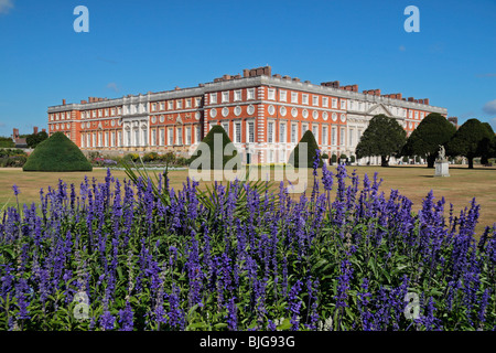 Vue à travers les jardins de l'Est vers le coin du sud et l'Est de fronts de Hampton Court Palace, Richmond upon Thames, Royaume-Uni. Banque D'Images