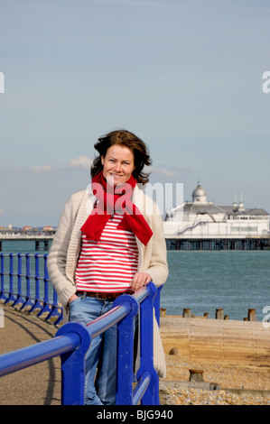 L'actrice Janet Dibley sur front de mer d'Eastbourne East Sussex, Royaume-Uni. Photo par Jim Holden. Banque D'Images