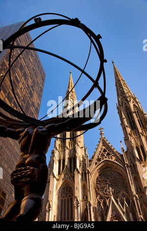 La Cathédrale St Patrick avec statue en bronze d'Atlas dans l'avant-plan, New York City USA Banque D'Images