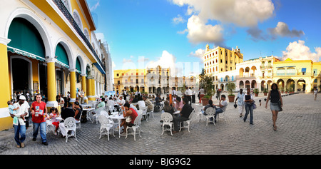 Vue panoramique de la terrasse d'un café dans la vieille Havane la 'Plaza Vieja, cuba. Banque D'Images