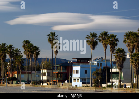 Nuages lenticulaires sur Venice Beach, Californie Banque D'Images