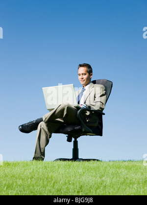 Portrait de son ordinateur portable dans les champs Banque D'Images
