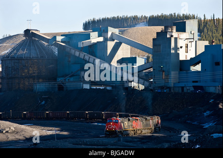 Cette image est d'une usine de charbon et un train d'être chargé de charbon dans l'Alberta contreforts des Rocheuses. Banque D'Images