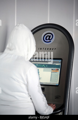 Personne à l'aide d'une borne Internet, Francfort, Allemagne Banque D'Images