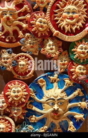 Des soleils et des poteries dans les boutiques touristiques et Trinacria poteries siciliennes Érice, Erice, Sicile photos commerciales. Banque D'Images