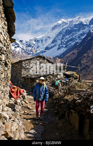 SAMDO PEAK et TREKKER dans le village de SAMDO autour sur le MANASLU TREK - NUPRI RÉGION, NÉPAL Banque D'Images