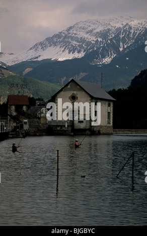 Pescador, Embalse de Pineta, Valle de Pineta, P.N. de Ordesa y Monte Perdido, Huesca, Espagne Banque D'Images