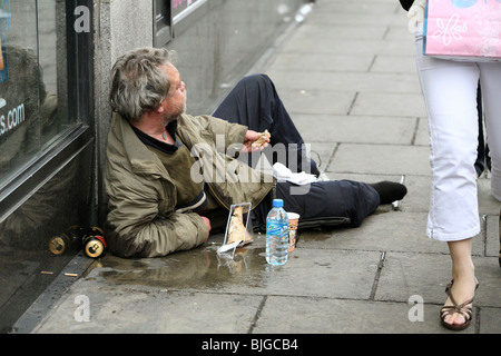 Homme étendu sur un trottoir, Dublin, Irlande Banque D'Images