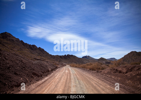 La route entre Potosi et Salar de Uyuni près du Cerro Rico, la Mine Santa Rita, Potosi, Altiplano, Cordillère des Andes, la Bolivie, l'Amérique du Sud Banque D'Images