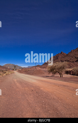 La route entre Potosi et Salar de Uyuni près du Cerro Rico, la Mine Santa Rita, Potosi, Altiplano, Cordillère des Andes, la Bolivie, l'Amérique du Sud Banque D'Images