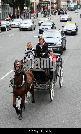 Transport de chevaux dans un Street, Dublin, Irlande Banque D'Images