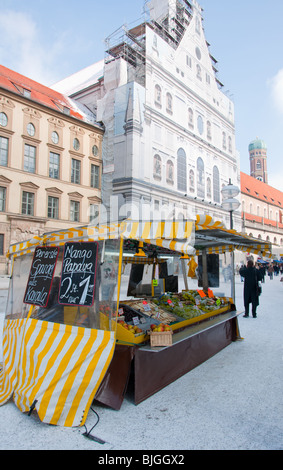 Vendeur de fruits à l'artère principale de Munich. Allemagne Banque D'Images