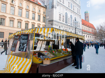 Vendeur de fruits à l'artère principale de Munich. Allemagne Banque D'Images