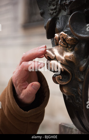 Lions en bronze à la porte d'entrée de la résidence à l'Odeonsplatz, Munich, Allemagne sont frottés pour la chance. Banque D'Images