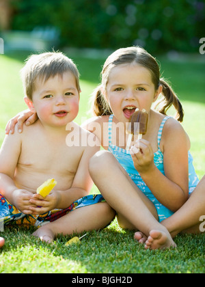 Les enfants de manger les sucettes glacées Banque D'Images