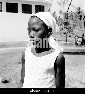 L'Afrique, 1950. Photographie par J Allan Paiement d'une jeune fille de Mozambique. Banque D'Images