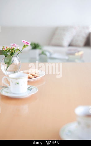 Le thé et les cookies sur une table de salon Banque D'Images