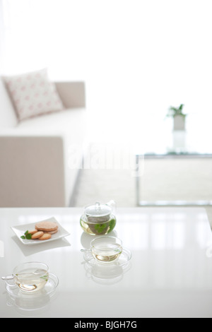 Cookies et tisane sur une table de salon Banque D'Images