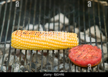 S/n de maïs et de tomate sur un barbecue - Banque D'Images