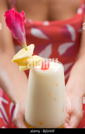 Femme - Piña Colada Banque D'Images