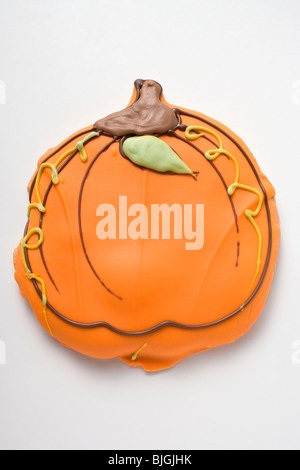 Biscuit à la citrouille pour l'Halloween sur fond blanc - Banque D'Images