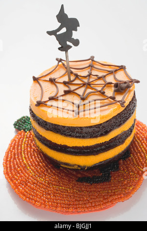Gâteau au chocolat avec de la citrouille pour l'Halloween - sorcière Banque D'Images