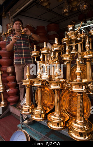 L'Inde, le Kerala, Calicut, Kozhikode, Palayam Road, Cuivre Bazar, l'homme au magasin qui vend des lampes en laiton temple Banque D'Images