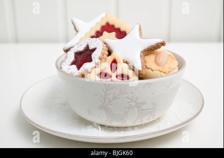 Un assortiment de biscuits de Noël dans un bol - Banque D'Images