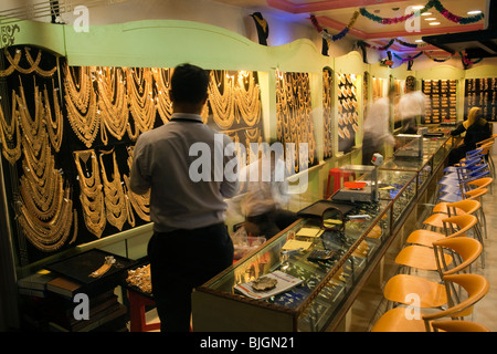 L'Inde, le Kerala, Calicut, Kozhikode, Mavoor Road, vue à l'intérieur, la mode fenêtre Chemmanur bijoutiers de nuit Banque D'Images