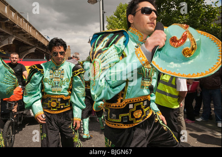 Danseurs en costume traditionnel au début du Carnaval del Pueblo procession, Southwark Banque D'Images