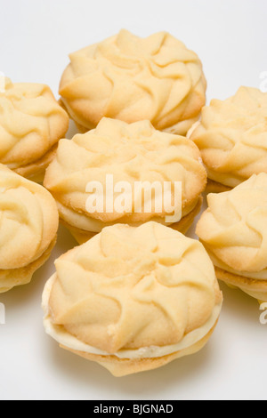 Biscuits sandwich rempli de crème au beurre au citron - Banque D'Images