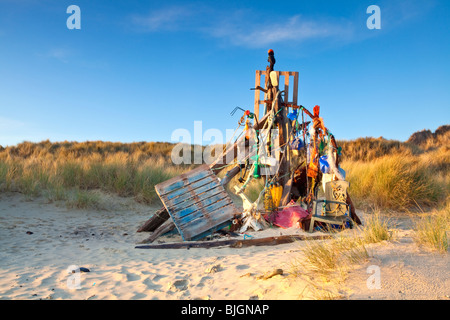 Art Sculpture fabriqué à partir de déchets collectés sur la plage sur la mer sur le Winterton sur la côte de Norfolk Banque D'Images