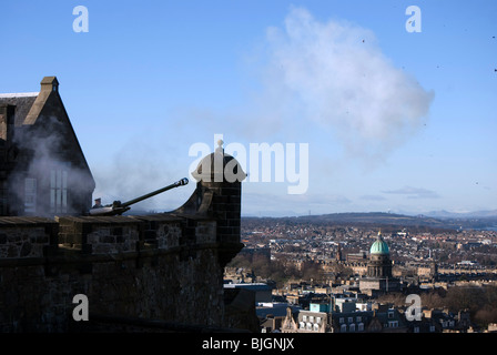 La cuisson à treize heures au château d'Édimbourg avec des morceaux de la ouate à partir de la coquille vide suspendu dans l'air. Banque D'Images